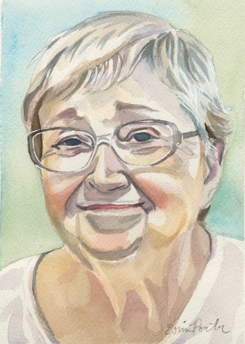 Puede incluir: Retrato en acuarela de una persona con pelo corto y gris y gafas. La persona sonr&iacute;e ligeramente, con tez clara y camisa blanca. El fondo es una suave mezcla de azul y verde.
