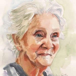 Puede incluir: Retrato en acuarela de una persona mayor con cabello blanco y una expresi&oacute;n amable. La obra de arte presenta colores suaves, con un enfoque en el rostro del sujeto y un fondo sutil. La firma del artista es visible.