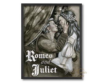 Puede incluir: Impresión en acuarela enmarcada en negro de Romeo y Julieta. La obra de arte representa a un hombre y una mujer abrazándose, con el texto del título "Romeo and Juliet" en una fuente decorativa. La paleta de colores es principalmente en escala de grises con algunos tonos blancos y blanquecinos.