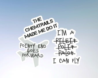Puede incluir: Tres pegatinas blancas con texto negro. La primera pegatina dice "The Chemtrails Made Me Do It". La segunda pegatina dice "Pointy End Goes Forward" y tiene una silueta de avión simple. La tercera pegatina dice "I'm a Pile It Polit Palot I Can Fly".