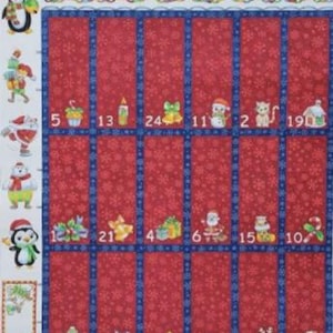Peut inclure: Un panneau de calendrier de l'Avent en tissu présentant une scène de Noël festive avec un sapin, des cadeaux et le Père Noël dans son traîneau. La section principale comporte des poches rectangulaires rouges à flocons blancs, numérotées de 1 à 24, ornées de petits motifs de fêtes comme des pingouins, des bonhommes de neige et des décorations.