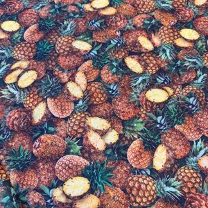 Può includere: Una stampa su tessuto con un motivo denso e ripetitivo di ananas interi e a fette. Il design mostra bucce di ananas marrone dorato, polpa di frutta giallo brillante e foglie verdi appuntite, creando un vivace motivo tropicale testurizzato.