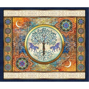 Peut inclure: Une tapisserie rectangulaire présentant un médaillon circulaire central avec un arbre et deux licornes violettes. Le fond affiche des motifs orange, bleus et dorés avec des croissants de lune et des motifs floraux circulaires, encadrés par une bordure décorative.