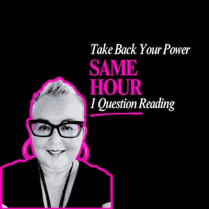 Könnte beinhalten: Ein Schwarz-Weiß-Porträt einer Person mit einer Brille mit dickem Rahmen, umrandet von einer leuchtend pinken Neonlinie. Der Text lautet: Take Back Your Power, SAME HOUR, 1 Question Reading, wobei SAME HOUR in großen pinken Buchstaben steht.