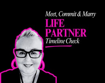 Può includere: Un ritratto in bianco e nero di una persona con occhiali, delineato da un bagliore al neon rosa brillante. Il testo recita: Meet, Commit & Marry, LIFE PARTNER, Timeline Check. Lo sfondo è nero solido con una linea rosa sotto il testo.