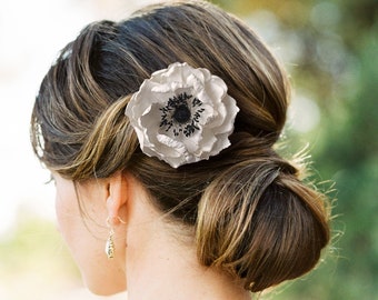 Anemone in Hair, Pin Ap Hair Flower, White flower Anemone in hair, White Flower comb, White Anemone, Anemone Bride, White poppy hairclip pin