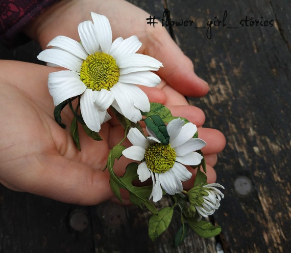 large daisy hair clip