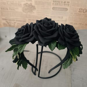 Black Rose Headband – Gothic Floral Crown with 5 Large Roses and Rosebuds – Handmade Flower Hair Accessory – Dark Romantic Costume Headpiece