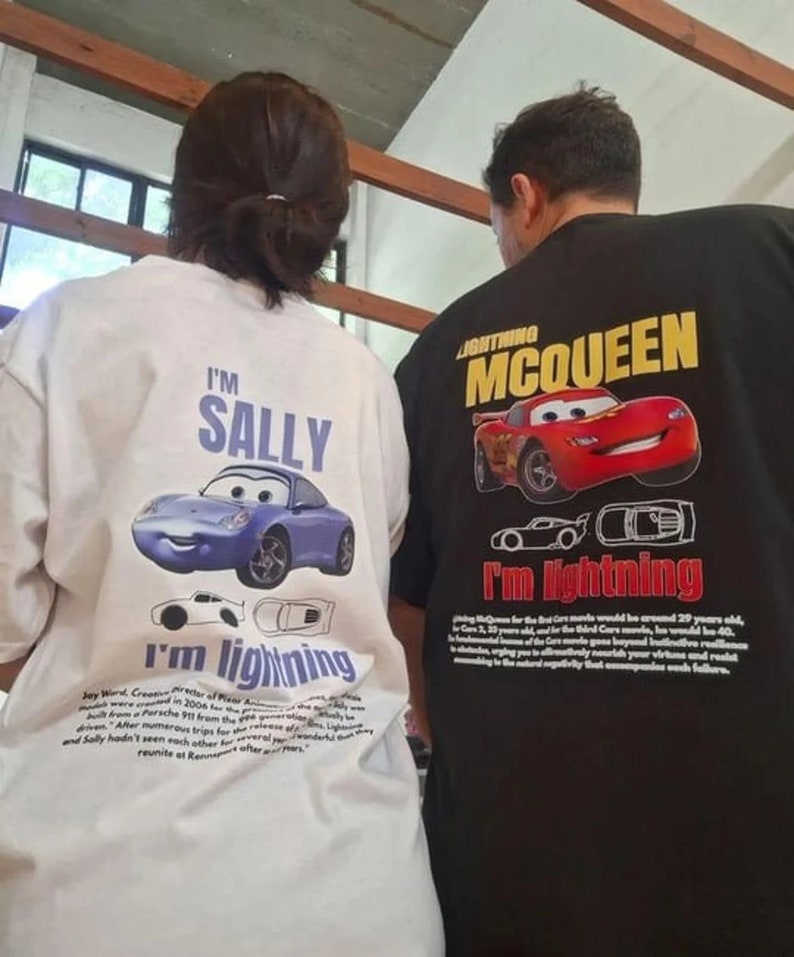 chemise assortie voitures vintage, t-shirt couple Lightning Mcqueen et Sally, t-shirt McQueen limité, t-shirt délavé surdimensionné image 1