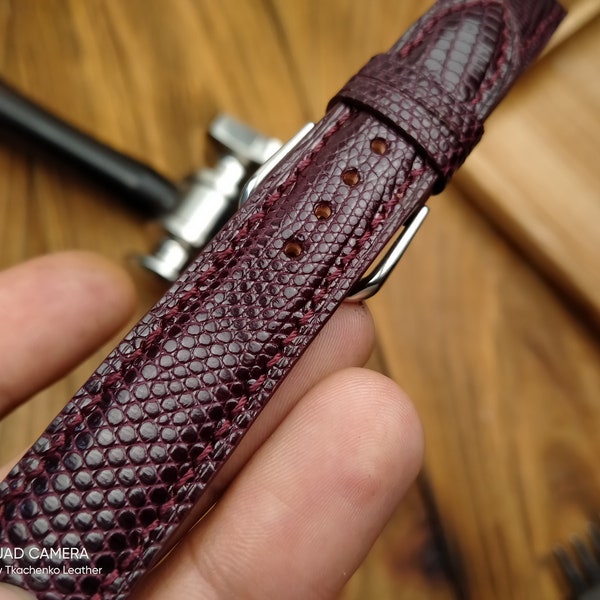 TOUTE MODIFICATION Bracelet sur mesure en cuir de lézard bordeaux, uniquement des coutures à la main et des dimensions personnalisées pour votre montre préférée. Bracelets de montre bordeaux