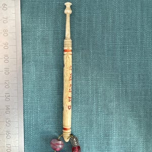 Puede incluir: Un juego de tres tazas de cerámica con un acabado moteado y mate. Las tazas son de color crema, gris claro y gris oscuro. Cada taza tiene un diseño simple y minimalista y un asa redondeada.