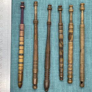 Op de afbeelding: Een handgemaakt houten serveerblad met een natuurlijke afwerking. Het rechthoekige blad heeft opstaande randen en geïntegreerde handgrepen. De houtnerf is zichtbaar. Afmetingen: ongeveer 40 cm lang, 25 cm breed en 5 cm hoog.