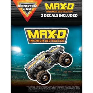 Puede incluir: Dos calcoman&iacute;as de Monster Jam Max-D Maximum Destruction. Las calcoman&iacute;as muestran un cami&oacute;n monstruo negro y amarillo con un dise&ntilde;o de calavera y huesos cruzados. El cami&oacute;n est&aacute; en una pista de tierra con un estadio en el fondo.