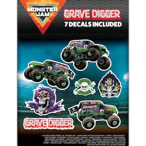 Pu&ograve; includere: Un set di sette adesivi Monster Jam Grave Digger. Gli adesivi mostrano il monster truck Grave Digger in varie pose, tra cui un design con teschio e ossa incrociate. Gli adesivi sono stampati su uno sfondo bianco.