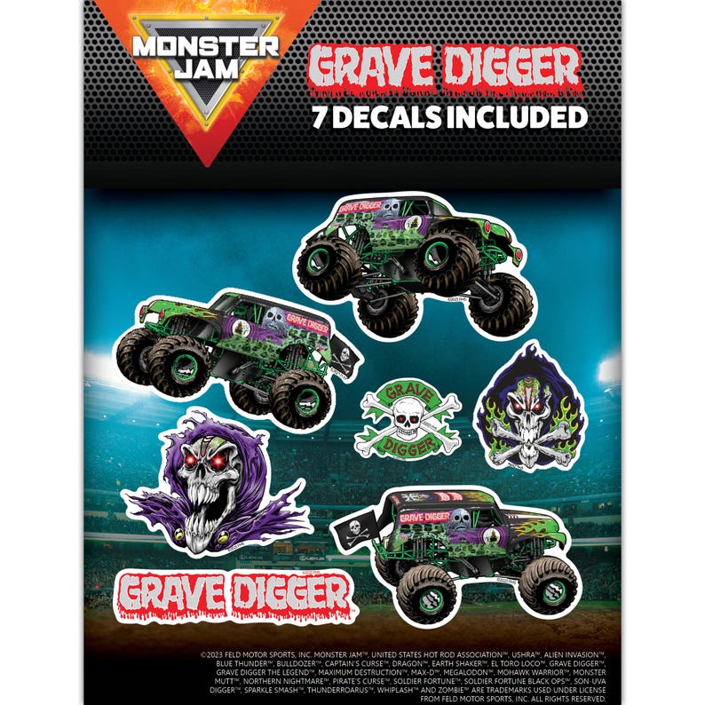 Pu&ograve; includere: Un set di sette adesivi Monster Jam Grave Digger. Gli adesivi mostrano il monster truck Grave Digger in varie pose, tra cui un design con teschio e ossa incrociate. Gli adesivi sono stampati su uno sfondo bianco.