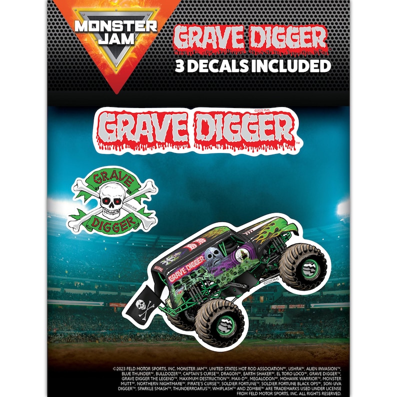 Pu&ograve; includere: Tre adesivi Monster Jam Grave Digger. Gli adesivi mostrano un monster truck verde e nero, un logo con teschio e ossa incrociate e le parole "Grave Digger" in un font rosso e bianco che cola.
