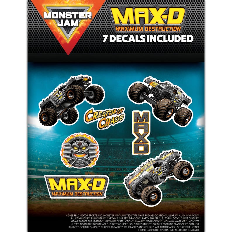 Puede incluir: Siete calcoman&iacute;as Monster Jam Max-D que muestran el cami&oacute;n en diferentes poses, incluyendo una vista lateral, una vista superior y un primer plano de la cara del cami&oacute;n. Las calcoman&iacute;as est&aacute;n impresas en un fondo blanco y tienen un contorno negro. El texto "Max-D Maximum Destruction" y "Creator of Chaos" tambi&eacute;n est&aacute;n incluidos en las calcoman&iacute;as.