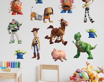 Décalcomanies murales Disney Classics pour chambre d'enfant - Mickey et ses amis, Toy Story, Le monde de Nemo, le Roi Lion - Stickers en vinyle amovibles sous licence officielle