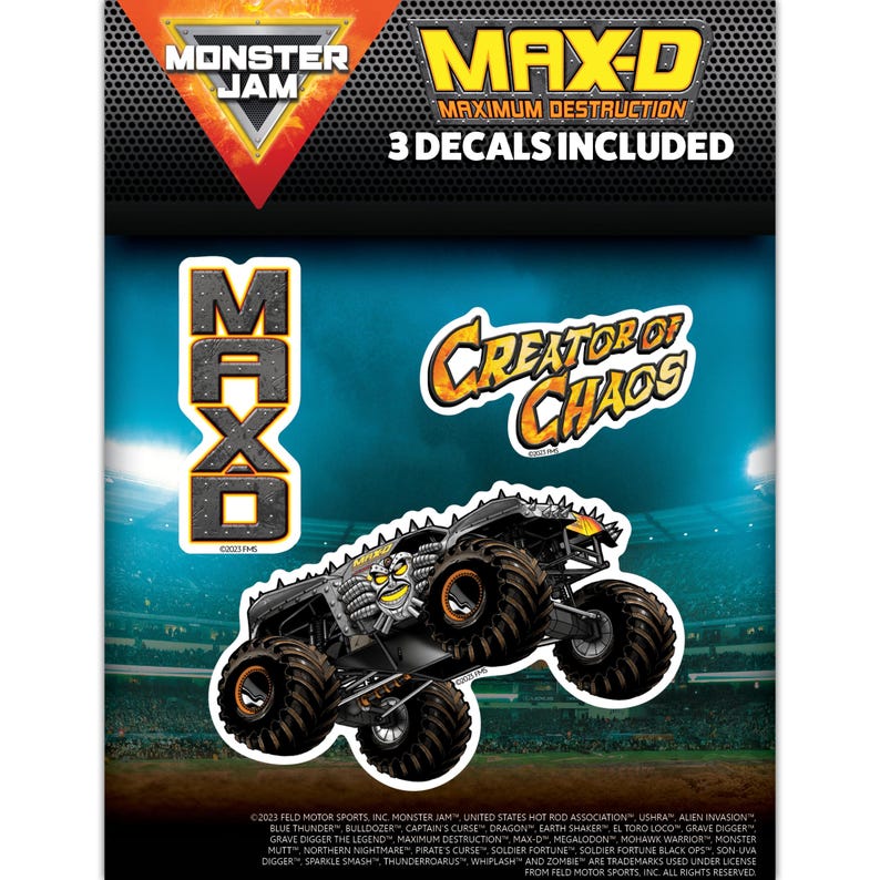 Puede incluir: Tres calcoman&iacute;as de Monster Jam con Max-D, el "Creador del Caos". Las calcoman&iacute;as presentan un cami&oacute;n monstruo negro con ruedas naranjas y un dise&ntilde;o de calavera amarillo y negro. El texto "MAX-D" y "Creador del Caos" est&aacute; en negrita, en amarillo.