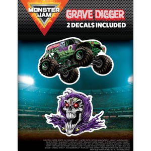 Pu&ograve; includere: Due adesivi Monster Jam Grave Digger. Un adesivo presenta un monster truck verde, nero e viola con la scritta "Grave Digger" sul lato. L'altro adesivo presenta un teschio viola e bianco con occhi rossi.
