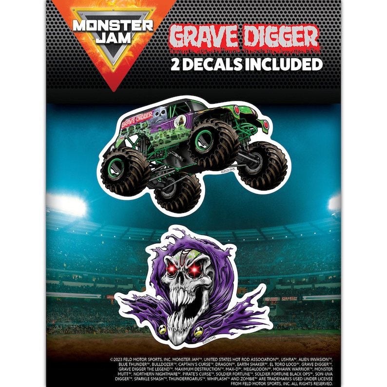 Pu&ograve; includere: Due adesivi Monster Jam Grave Digger. Un adesivo presenta un monster truck verde, nero e viola con la scritta "Grave Digger" sul lato. L'altro adesivo presenta un teschio viola e bianco con occhi rossi.
