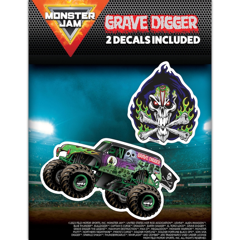 Pu&ograve; includere: Due adesivi Monster Jam Grave Digger. Un adesivo presenta un monster truck verde con un design a forma di teschio e ossa incrociate. L'altro adesivo presenta un teschio con fiamme e una figura incappucciata.