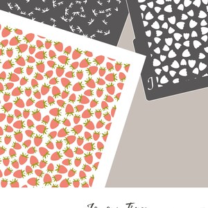 Peut inclure: Trois motifs numériques imprimables pour l'artisanat et la conception. Le premier motif est un fond gris foncé avec des feuilles stylisées blanches. Le deuxième motif est un fond gris foncé avec des formes de fleurs stylisées blanches. Le troisième motif est un fond blanc avec un motif répétitif de fraises rouges avec des feuilles vertes. Le texte "Joyous Times" est en bas de l'image.