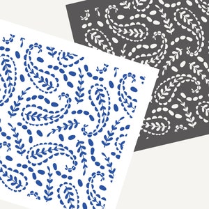 Puede incluir: Dos cuadrados estampados con un diseño paisley. El cuadrado superior es gris con diseños paisley blancos. El cuadrado inferior es blanco con diseños paisley azules. El texto "Joyous Times" está escrito debajo de los cuadrados.
