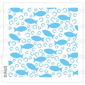 Könnte beinhalten: Ein weißer Hintergrund mit einem sich wiederholenden Muster aus hellblauen Fischen und Kreisen. Die Fische sind nach rechts gerichtet und die Kreise sind unterschiedlich groß.