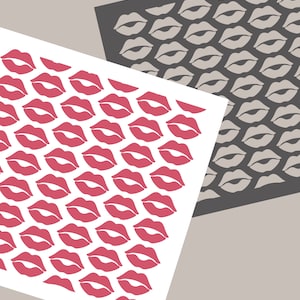 Puede incluir: Dos cuadrados superpuestos con un patrón de labios rojos sobre un fondo blanco. El cuadrado superior es negro con un patrón de labios grises. El texto "Joyous Times" está en la parte inferior de la imagen.