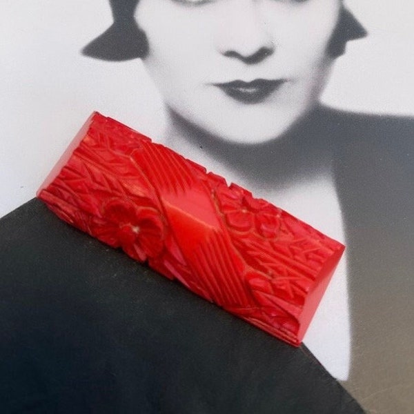 Art déco des années 1930 faux corail rouge sculpté celluloïd début plastique robe clip broche par Keim London