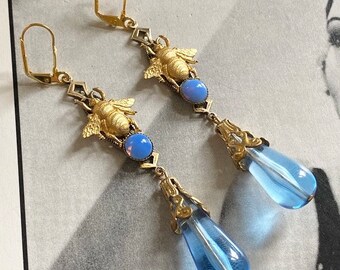 Art Deco Bienen-Tropfen-Ohrringe: Boho Blaues Tschechisches Glas, Gold Filigree