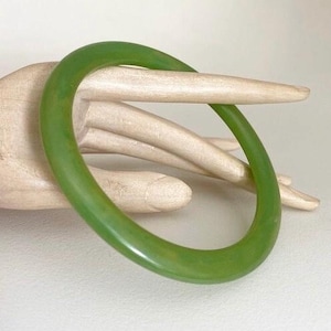 Art Deco 1920-30s  Vintage bright green semi translucent Phenolic Bakelite  bracelet bangle