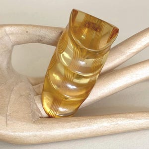 Pinza para vestido Art Déco antigua de baquelita tallada con zumo de manzana modernista