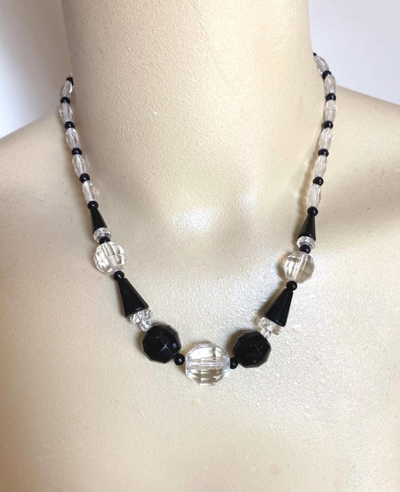 Collier Années 1920 En Perles Noires Carrées En Pâte De Verre – Vintage Authentique