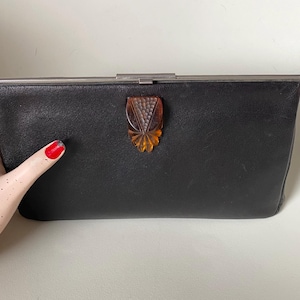 Bolso de mano Art Decó antiguo modernista de los años 30 en baquelita cromada y cuero marrón oscuro