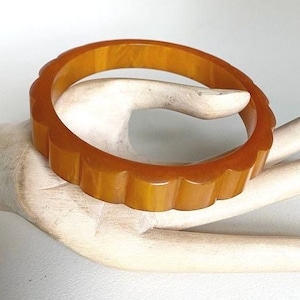 Art Deco 1920-30s  Vintage Marbled Orange Scalloped Phenolic Bakelite  bracelet bangle
