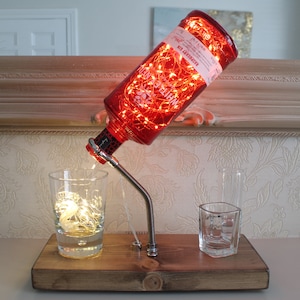 Whitley Neill Raspberry Bottle Light (70cl). Lampada unica e regalo per gli amanti del gin per la casa