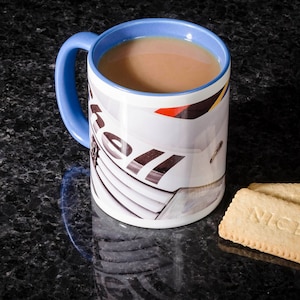 Bedruckte Tasse von einer Originalfotografie eines Peugeot 205 T16, Group B Rallye Auto