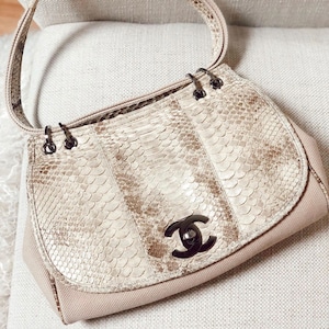 Raro Vintage Grande CHANEL CC Turnlock Flap Marrom Bege PYTHON Bolsa de Ombro em Couro Lona