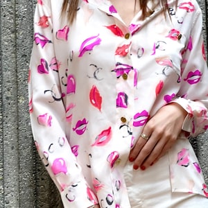 ヴィンテージ シャネル 1995 春/夏 CC リップス ココ プリント ボタンダウン トップ ブラウス Fr 36 - 象徴的なコレクターズ ピース!