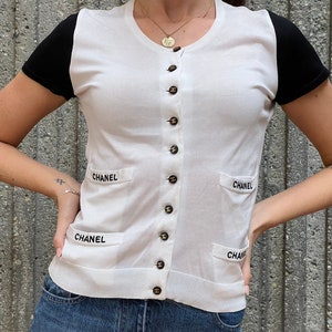 Vintage CHANEL 1996 CARTA CC Logotipo Monograma Botão Branco Preto Malha Cardigan Suéter Camiseta Blusa Top