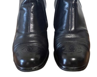 Botas CHANEL vintage con enorme logo CC y monograma, de cuero negro, estilo moto, para montar a caballo, talla EU 37 US 6 - 6.5 - ¡Raras!