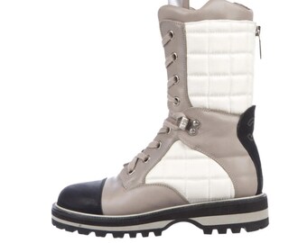 Vintage CHANEL White Gray CC Logo Monogram Winter Ski Snow Insulated Waterproof Apres Ski Boots Moon Moto Boots Booties us 9 - 9.5