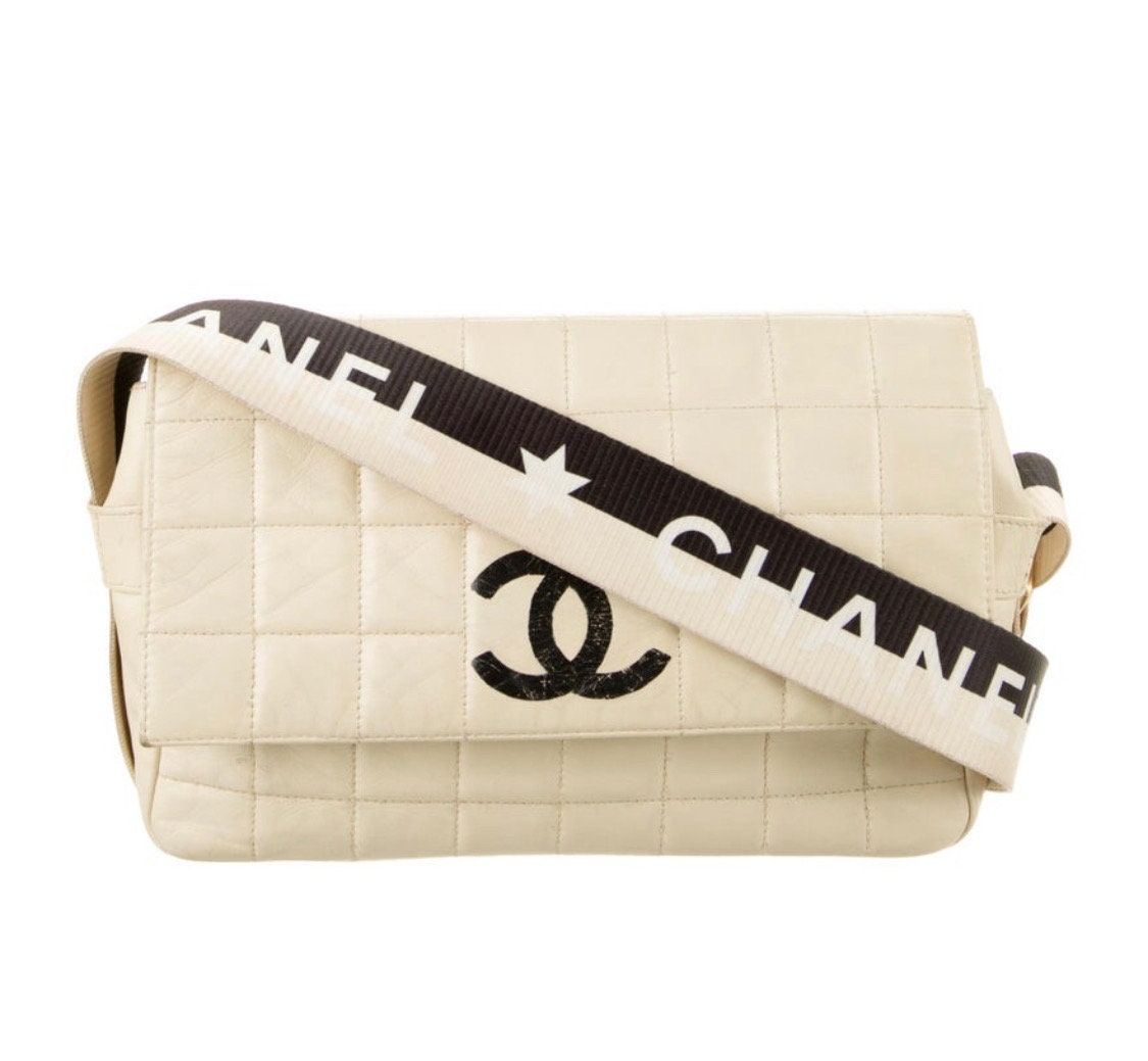 Vintage 90's CHANEL CC Logo with Lucite Chain Bar Metalasse White Leather  Quilted Shoulder Crossbody Bag Purse - Super Rare!