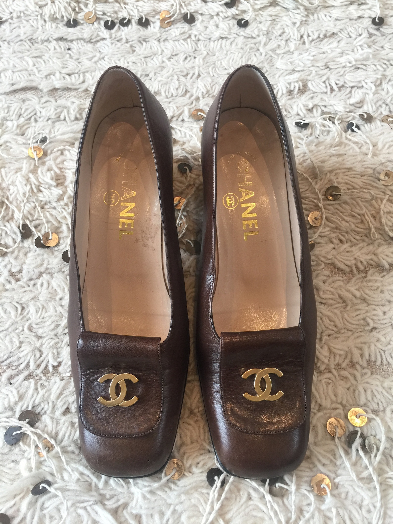 vintage chanel cc metal logo brown leather loafers heels driving shoes smoking slippers ballet flats 37.5 us 7 - 7.5