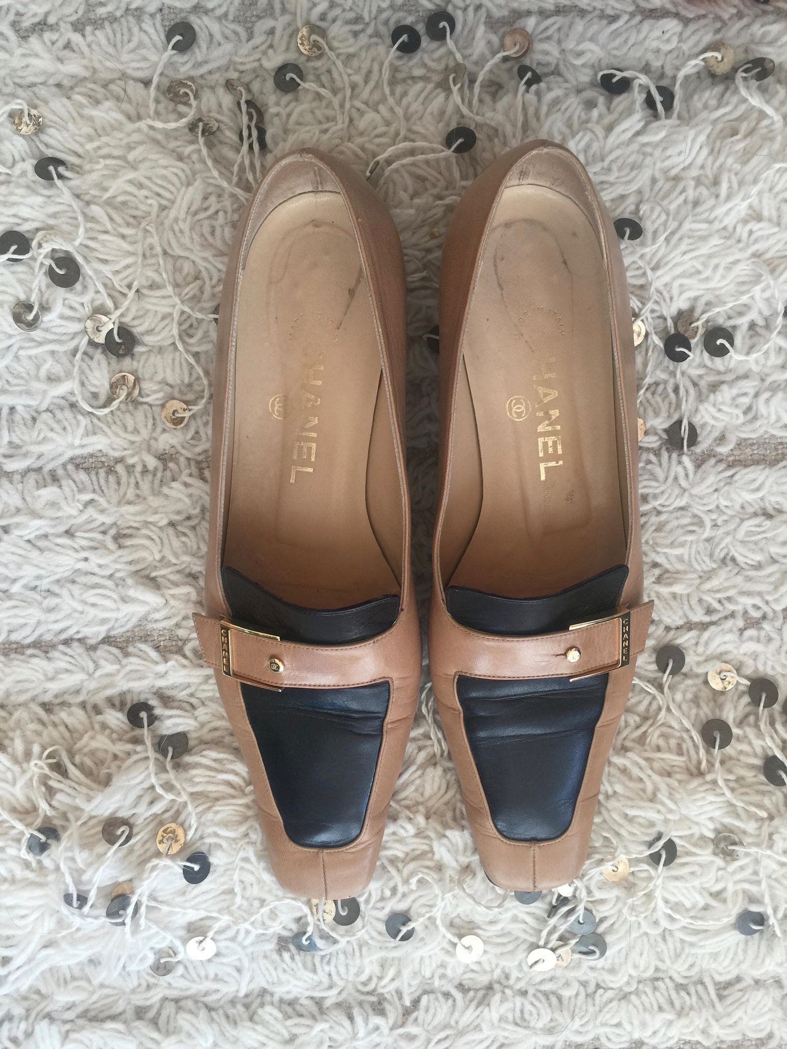 vintage chanel cc logo gold metal plate two tone tan loafers flats smoking shoes slipper ballet driving flat 38 us 7 - 7.5