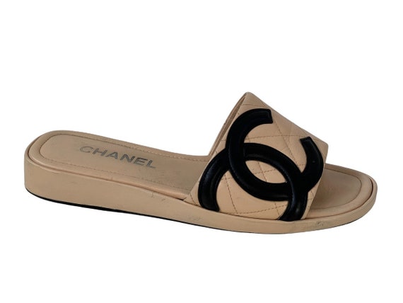 CHANEL VINTAGE CC LOGO BEIGE AND BLACK LEATHER MULES IT 38