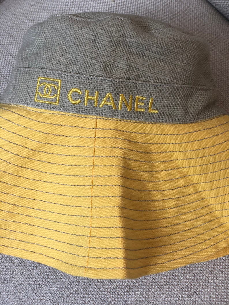 Vintage CHANEL CC Logo Monogram Linen Canvas Yellow Large Bucket Sun Beach Hat Visor image 3