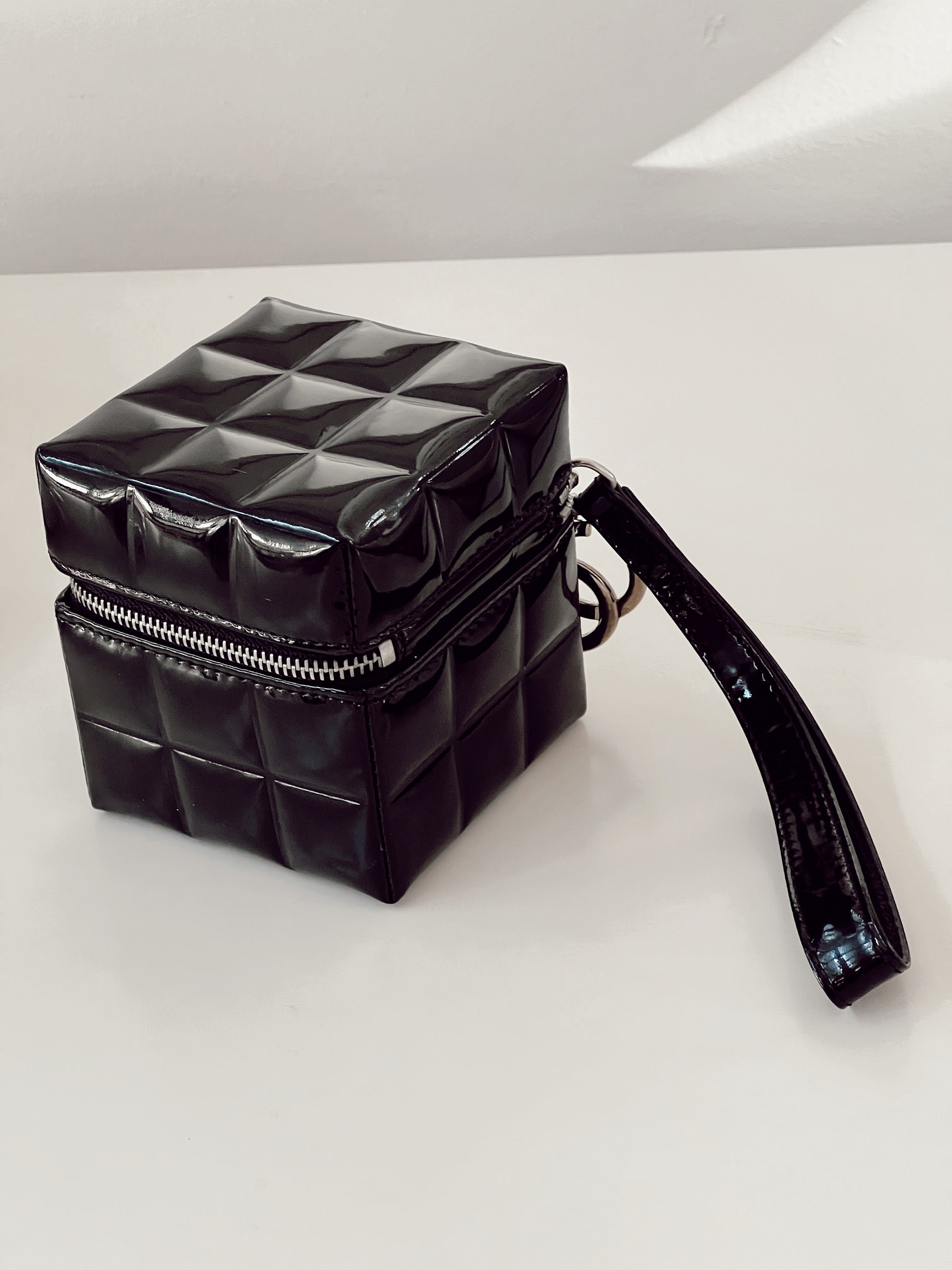 スペシャルオファ Black Logo CC CHANEL Vintage Patent Cube Rubiks Leather バッグ